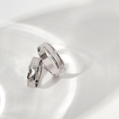 Обручальное кольцо из белого золота с алмазной гранью
