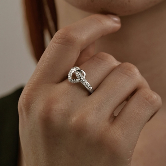 Кольцо из серебра с ювелирным кристаллом и фианитами Кольцо из серебра с ювелирным кристаллом и фианитами