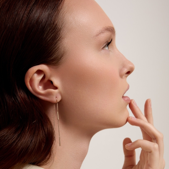 Серьги из лимонного золота с "танцующими" бриллиантами и изумрудами