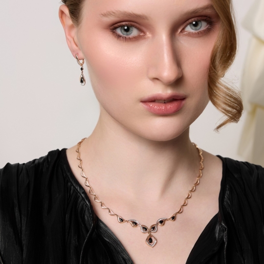 Колье из золота с бриллиантами и сапфирами