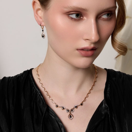 Колье из золота с бриллиантами и сапфирами