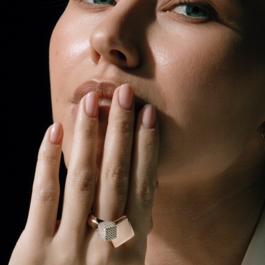 Кольцо из золота с ониксом