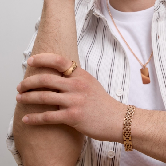 Обручальное кольцо из золота с бриллиантом