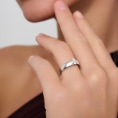 Кольцо из белого золота с бриллиантом