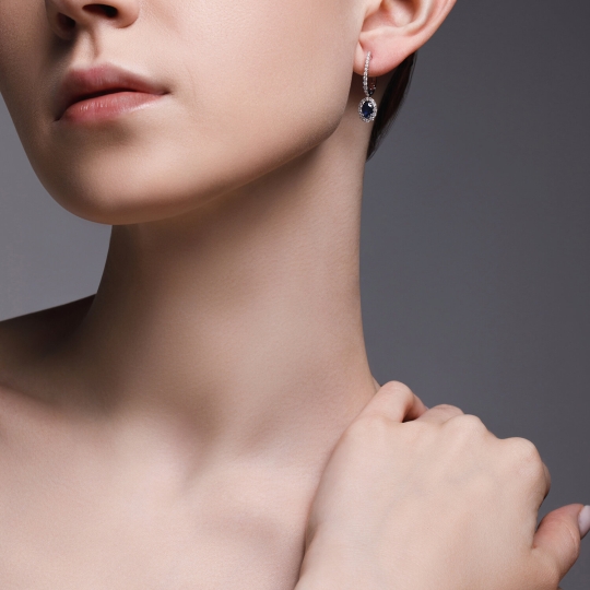 Подвеска из белого золота с бриллиантами и сапфиром