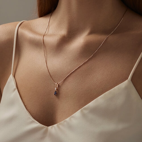 Подвеска из белого золота с бриллиантами и "танцующим" бриллиантом