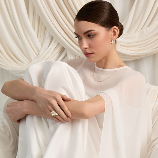 Кольцо из серебра с позолотой, хризолитом, эмалью и фианитом