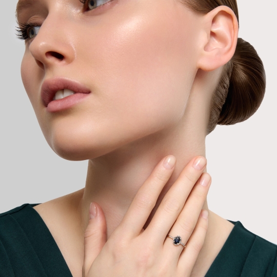 Кольцо из золота с бриллиантами и сапфиром