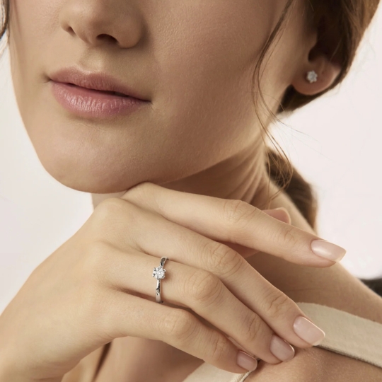 Серьги из белого золота с бриллиантами