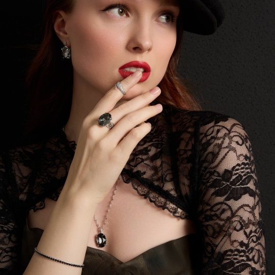 Кольцо из серебра с фианитами 