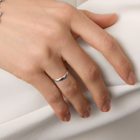 Кольцо из керамики с серебряной вставкой и фианитом