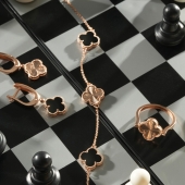 Серьги из золота с ониксами