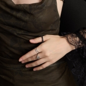 Кольцо из серебра с черными фианитами