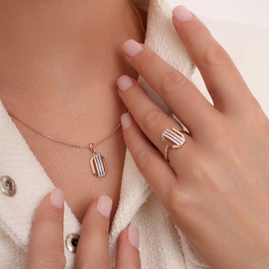 Кольцо из золота с фианитами