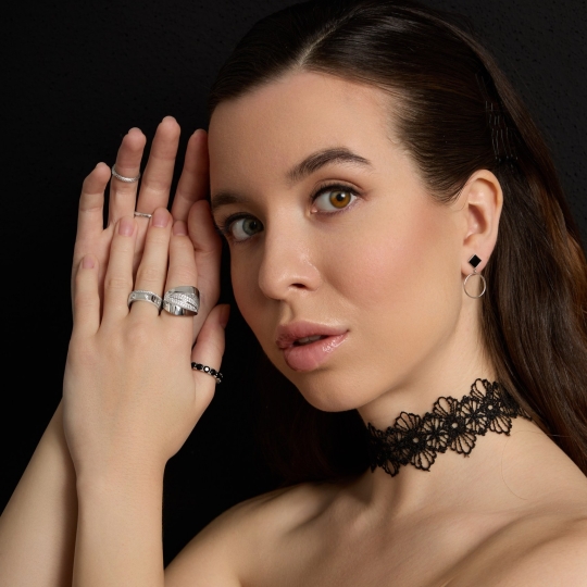 Кольцо из керамики с серебряной вставкой и фианитами 