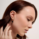 Серьги из золота с ониксами