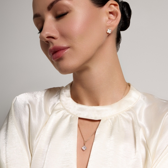 Подвеска из золота с перламутром