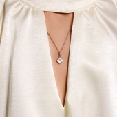 Подвеска из золота с перламутром