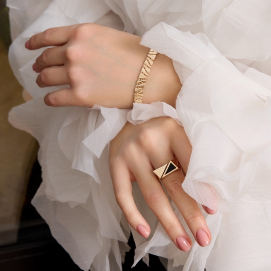 Кольцо из лимонного золота с "танцующим" бриллиантом