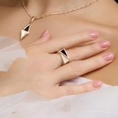 Кольцо-печатка из золота с фианитом