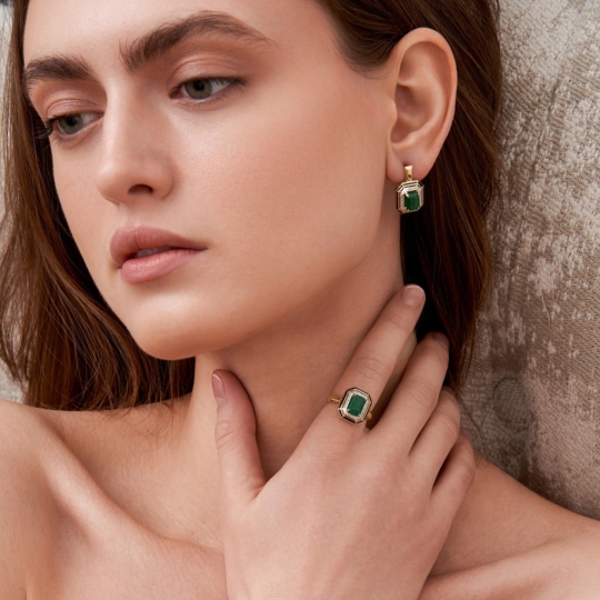 Кольцо из лимонного золота с бриллиантами, изумрудами и эмалью