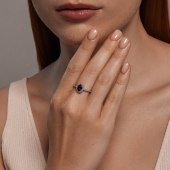 Кольцо из серебра с сапфировым корундом и фианитами