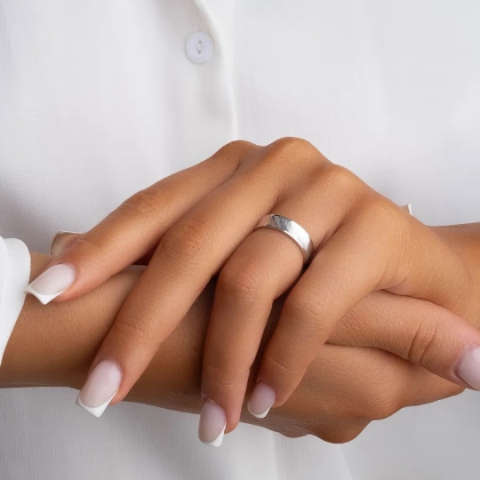 Обручальное кольцо из серебра
