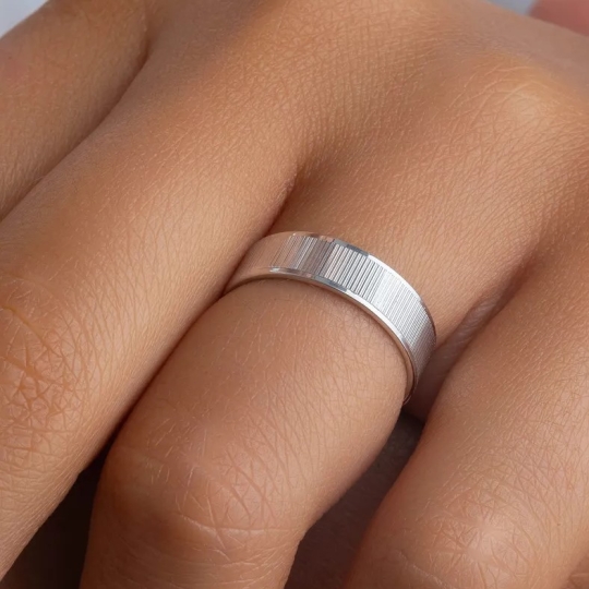 Кольцо из серебра с позолотой, хризолитом, эмалью и фианитом