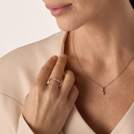 Кольцо из золота с бриллиантами и рубином