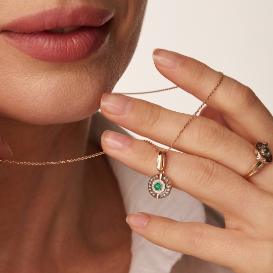 Серьги из золота с бриллиантами, коньячными бриллиантами и изумрудами