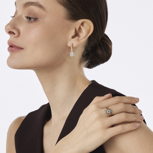 Серьги из золота с бриллиантами, коньячными бриллиантами и изумрудами