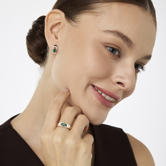 Кольцо из золота с бриллиантами и изумрудом