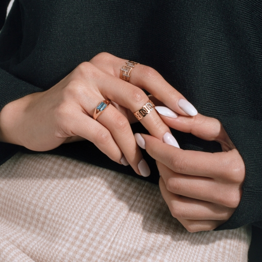 Кольцо из золота с изумрудами и шпинелью