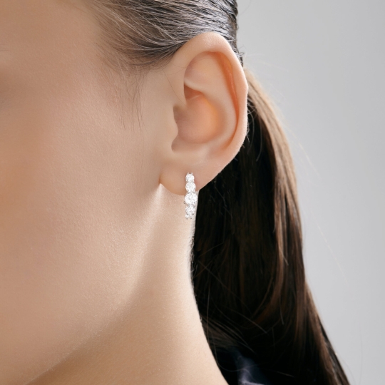 Одиночная серьга из серебра с фианитом