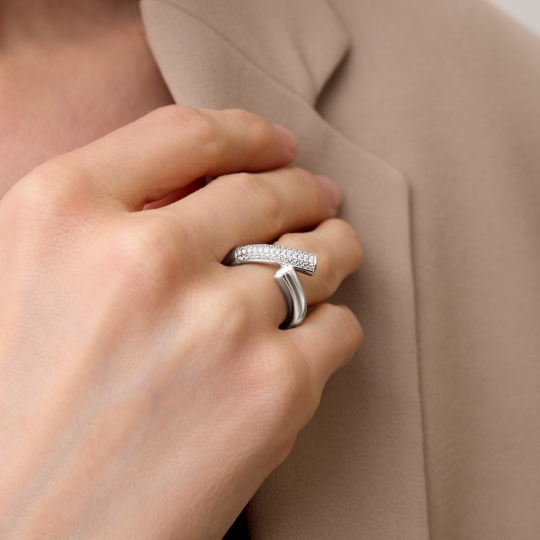 Кольцо из серебра с топазом и фианитами