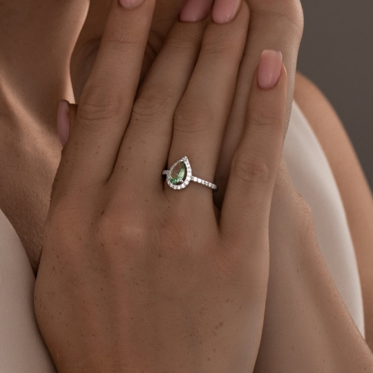 Кольцо из серебра с сапфировым корундом и фианитами