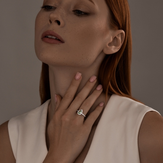 Кольцо из серебра с сапфировым корундом и фианитами