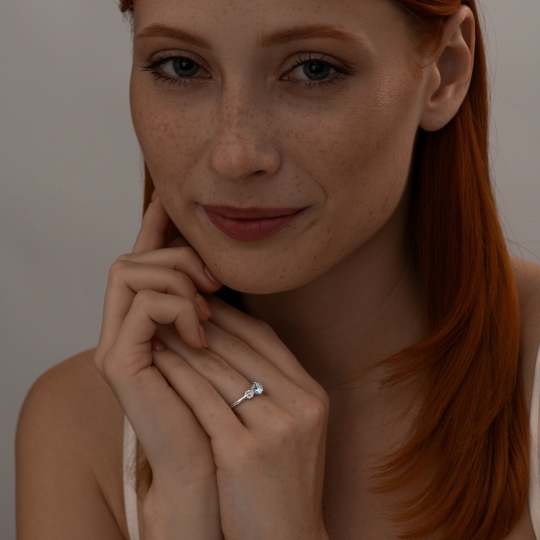 Кольцо из серебра с топазом и фианитами