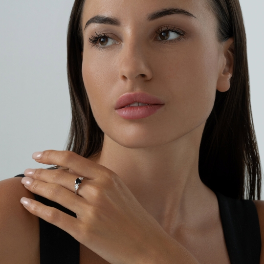 Кольцо из серебра с гранатом и фианитами