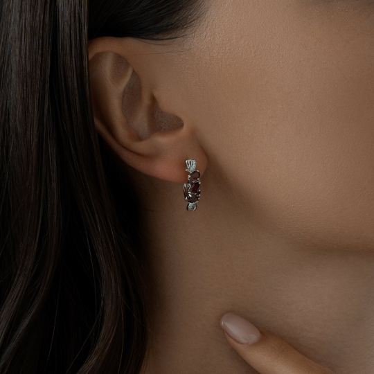 Серьги из серебра с ювелирными кристаллами лунный оникс и фианитами