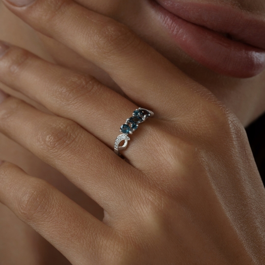 Кольцо из серебра с топазом Swiss