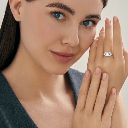 Кольцо из серебра с топазом и фианитами