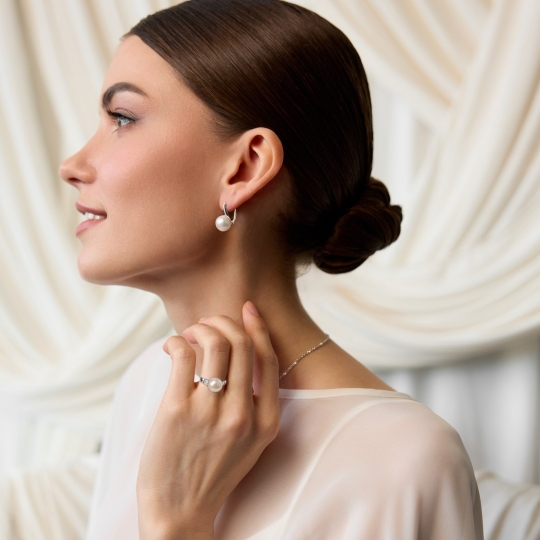 Кольцо из серебра с жемчугом и фианитами