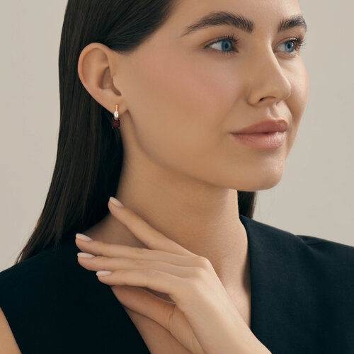 Кольцо из серебра с позолотой, гранатом и фианитами