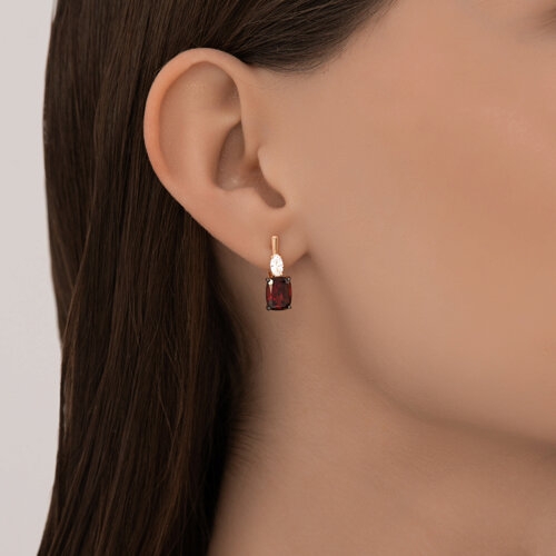 Кольцо из серебра с позолотой, гранатом и фианитами