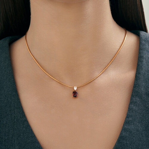 Кольцо из серебра с позолотой, гранатом и фианитами