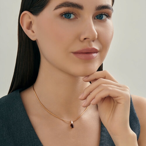 Кольцо из серебра с позолотой, гранатом и фианитами