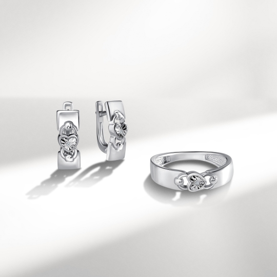 Кольцо из серебра с сапфировым корундом и фианитами