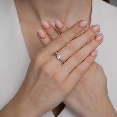 Кольцо из серебра с золотой вставкой и бриллиантами