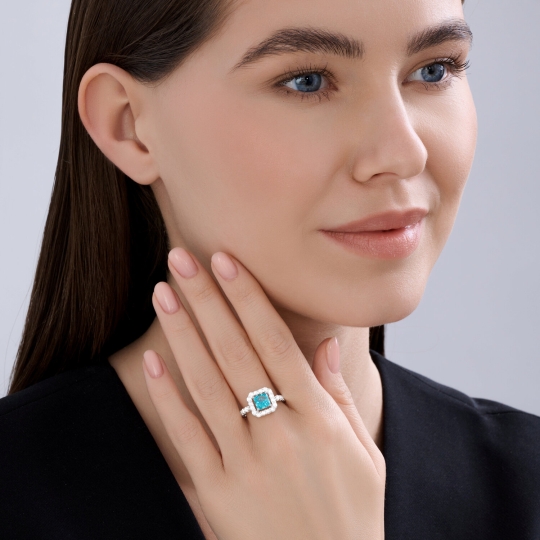 Кольцо из серебра с фианитами